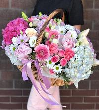 Композиция солнечный день в Бабяково Цветочная композиция из Розы, Хризантемы, Пионы и Лизиантусы в корзине в Бабяково