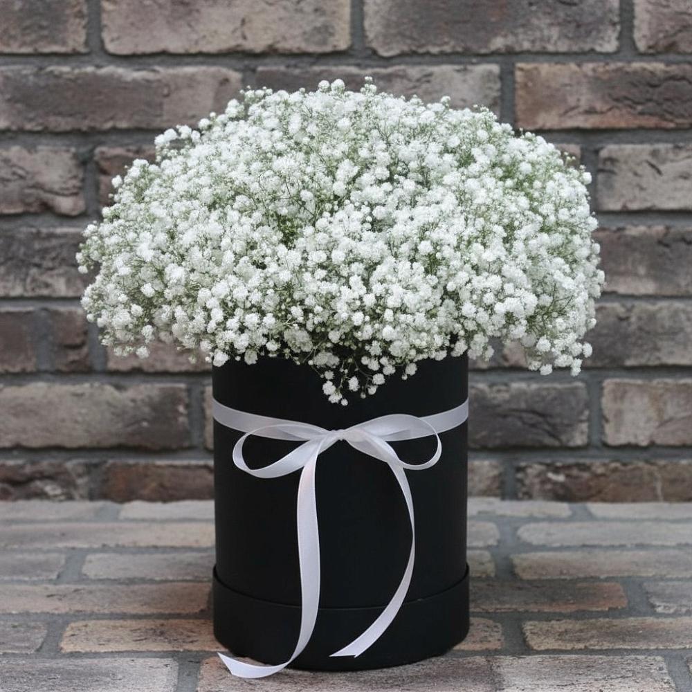 Цветочная композиция из Гипсофила в шляпной коробке в Бабяково