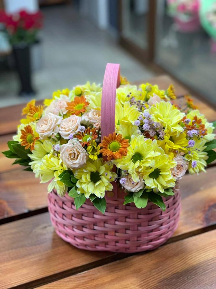 Цветочная композиция из Хризантемы и Розы в корзине в Бабяково